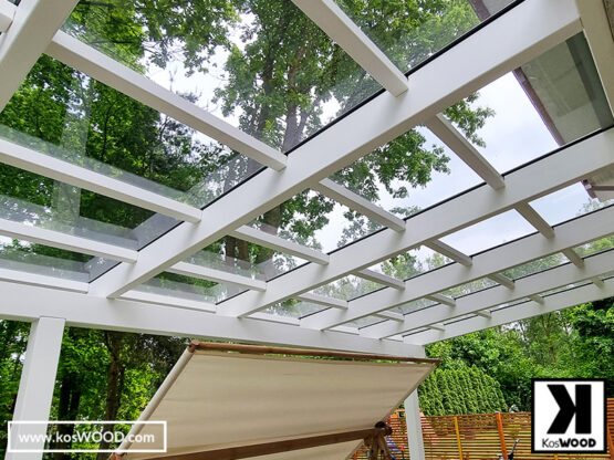 Białe zadaszenie tarasu dachem ze szkła