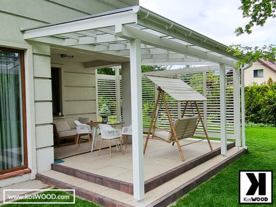 Białe zadaszenie tarasu dachem ze szkła