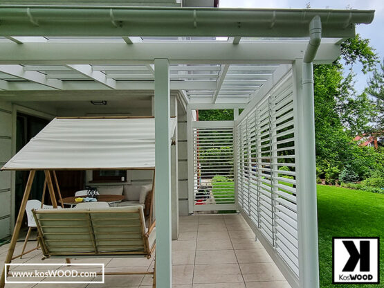 Białe zadaszenie tarasu z żaluzjami typu shutters