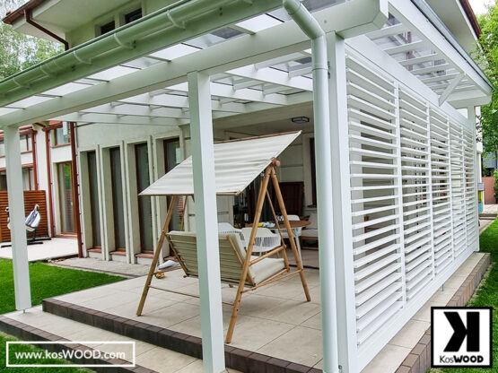 Białe zadaszenie tarasu z żaluzjami typu shutters