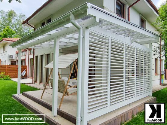 Białe zadaszenie tarasu z żaluzjami typu shutters
