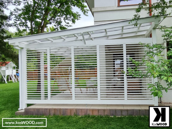 Białe zadaszenie tarasu z żaluzjami typu shutters