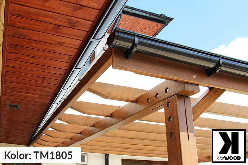 Zadaszenie tarasu w odcieniach brązu