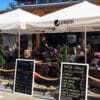 Zadaszenie tarasu restauracyjne z poliwęglanem fastlock, idealne na każdą pogodę