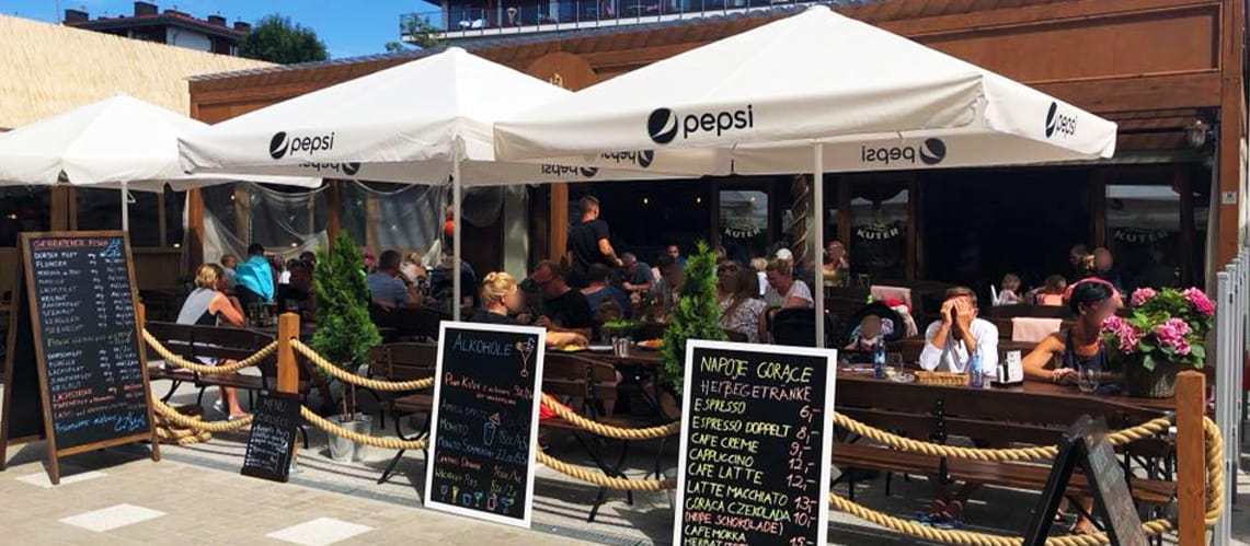 Zadaszenie tarasu restauracyjne z poliwęglanem fastlock, idealne na każdą pogodę