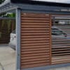 Wiata garażowa z zabudową z żaluzji shutters