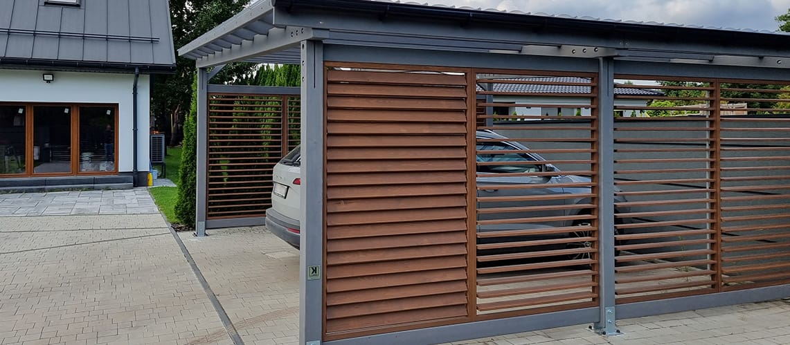 Wiata garażowa z zabudową z żaluzji shutters