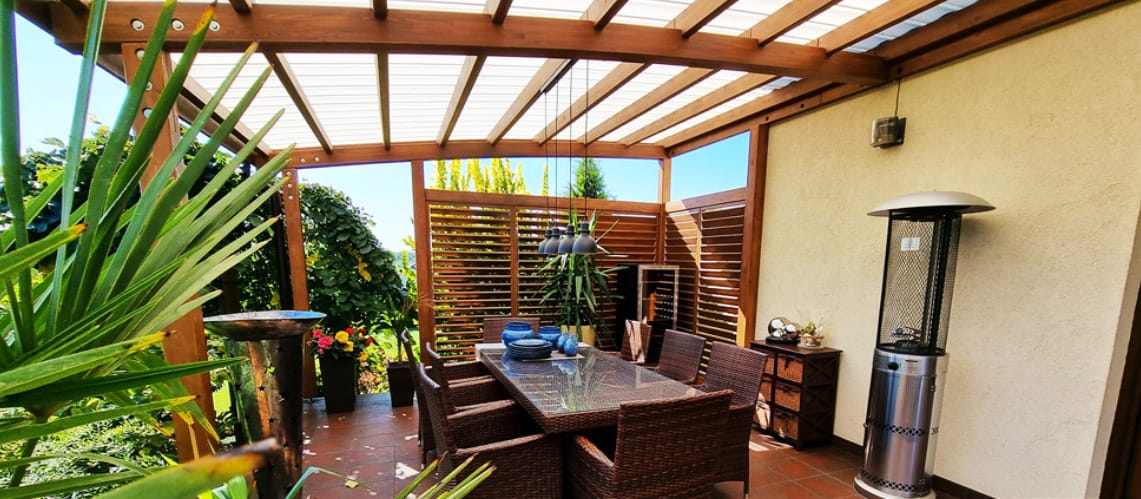 Brązowe zadaszenie tarasu