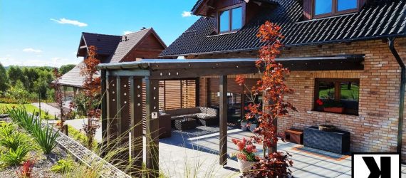 patio z zadaszonym tarasem i murowanym domkiem