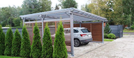 Drewniana wiata garażowa na działce