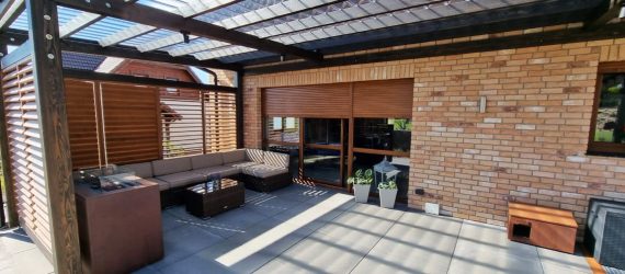 Eleganckie drewniane zadaszenia tarasu z regulowanymi żaluzjami , wykonanie na wymiar