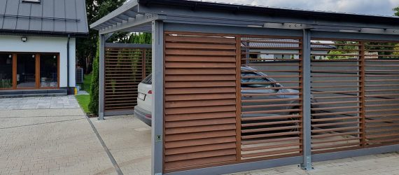 Wiata garażowa z zabudową z żaluzji shutters