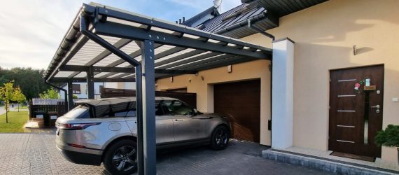 wiata garażowa z zaparkowanym samochodem