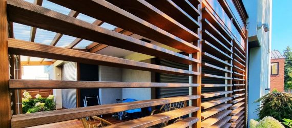 Drewniane żaluzje w zadaszeniu tarasowym