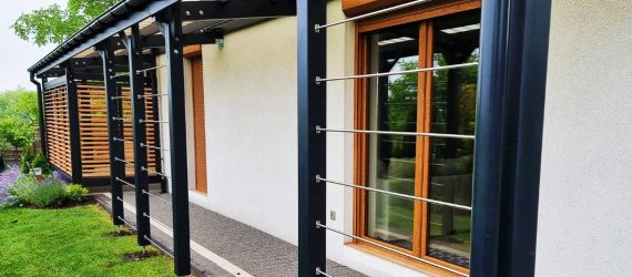 Czarne zadaszenie tarasu elka